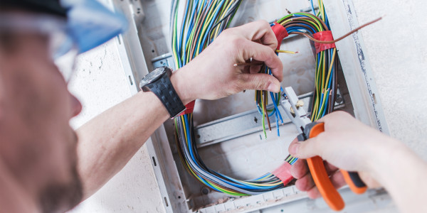 Electricistas Industriales · Instaladores Alta / Baja Tensión en València · Reemplazo de cables, disyuntores, fusibles y contactores desgastados