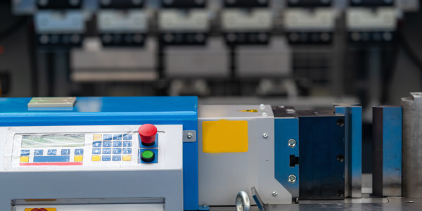 Electricistas Industriales · Instaladores Alta / Baja Tensión en València · Lubricación y ajuste de conexiones para evitar sobrecalentamientos