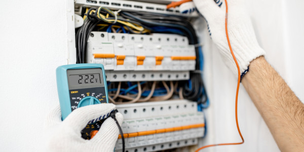 Electricistas Industriales · Instaladores Alta / Baja Tensión en València · Diagnóstico y reparación de motores eléctricos y generadores