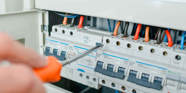 Electricistas Industriales · Instaladores Alta / Baja Tensión en València · Integración de sistemas de control SCADA para monitoreo remoto