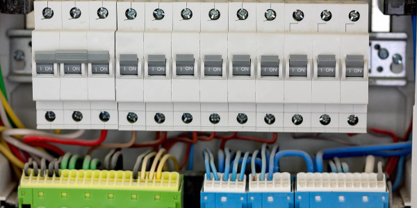 Electricistas Industriales · Instaladores Alta / Baja Tensión en València · Diagnóstico y solución de fallas en sistemas eléctricos